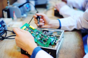 Medical-Electronics-Engineers-working-equipment01